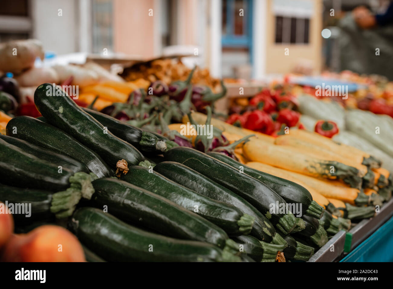 Courgettes produire sur un marché d'agriculteurs en Provence, France Banque D'Images
