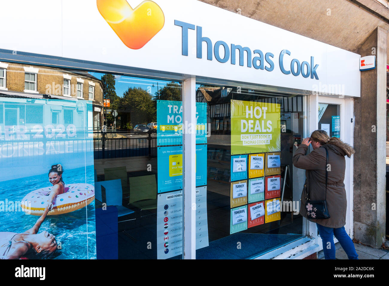 Ancien Thomas Cook Travel store, Biggleswade High Street, malheureuse femme à la clientèle dans le cadre de fenêtre fermé boutique. Banque D'Images