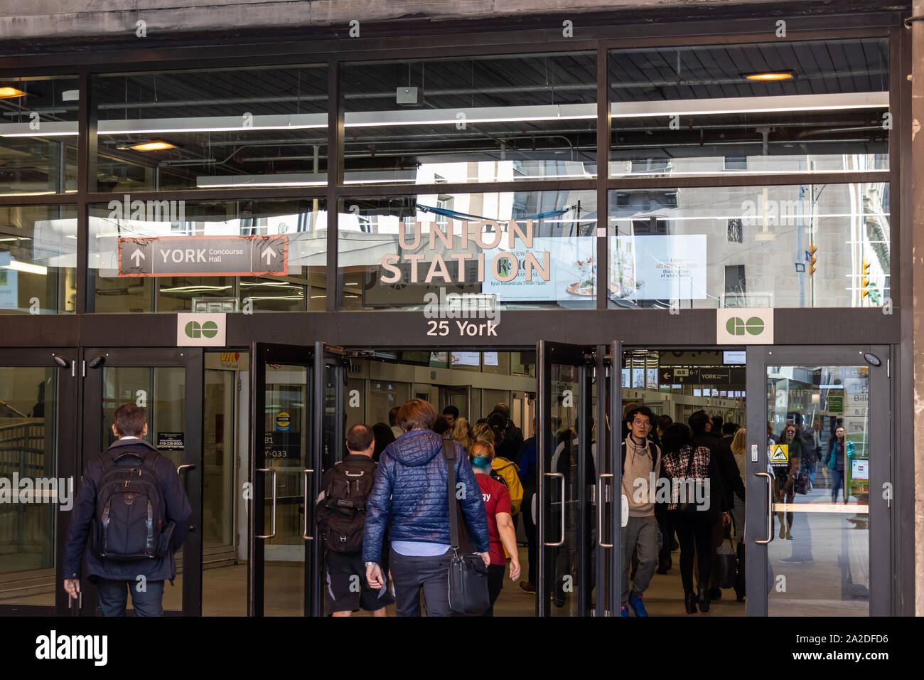 Les voyageurs entrent à la gare Union à l'entrée des plates-formes GO train. Banque D'Images