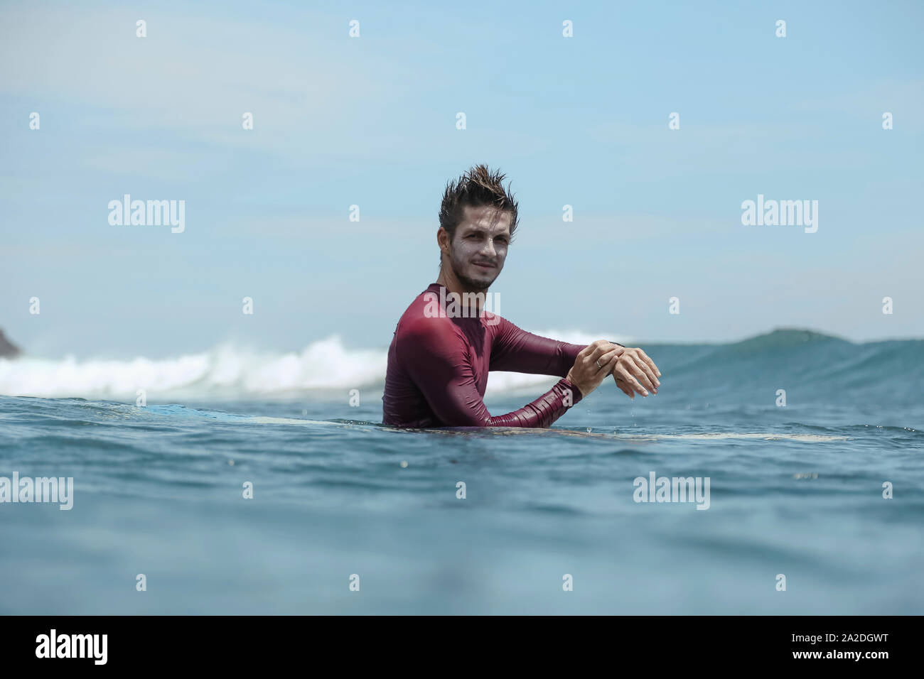 L'homme sur une planche de surf sur la mer Banque D'Images