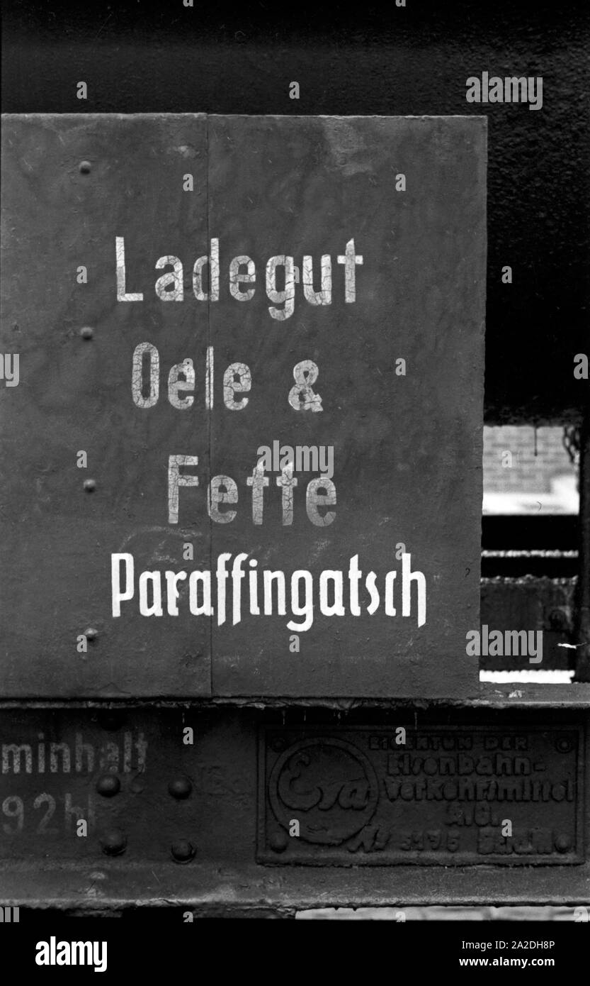 Ein Schild gibt Auskunft über die Ladung mit auf dem Werksbahn Fettsäurewerke Firmengelände der Deutschen und Märkischen Seifenindustrie à Witten, Deutschland 1930 er Jahre. Un signe désignant le fret de l'usine de fer de la Deutsche Fettsäurewerke Seifenindustrie Maerkische et compagnie à Witten, Allemagne 1930. Banque D'Images