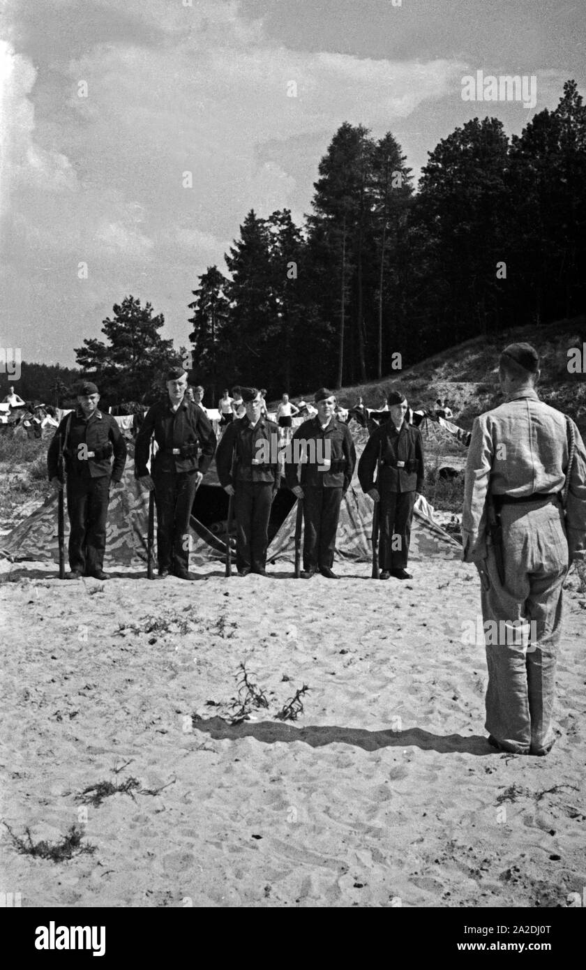 Rekruten der Luftwaffe der Wehrmacht beim formaldienst im Rahmen der militärischen Grundausbildung, Deutschland 1930 er Jahre. Recrues de la Luftwaffe allemande exerçant les commandes de forage dans leur formation militaire de base, Allemagne 1930. Banque D'Images
