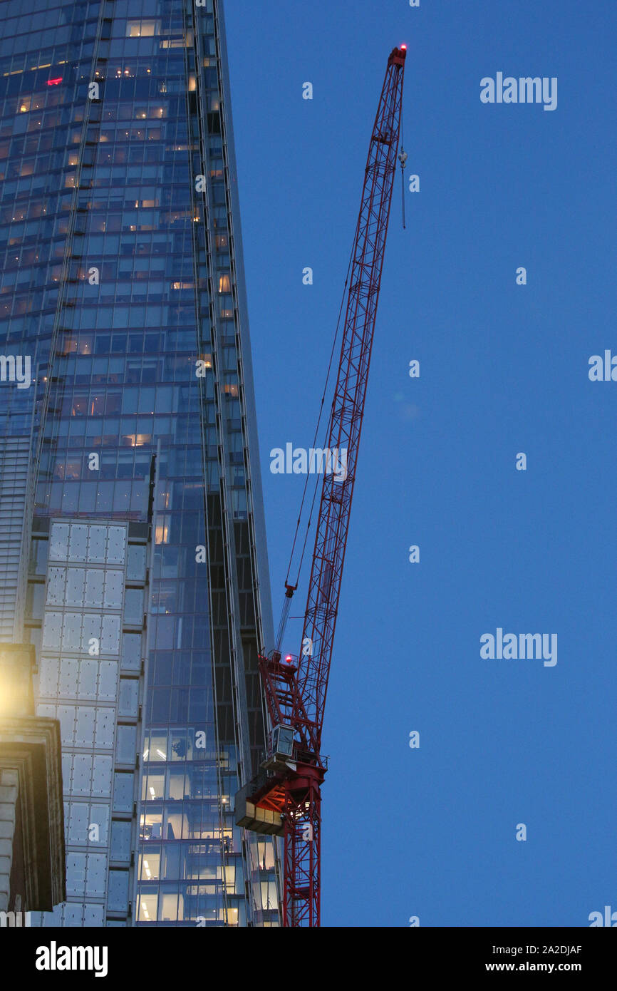 Une grue qui un homme grimpé et est resté pendant presque six heures près de le tesson à London Bridge, Londres. Un homme a été arrêté pour voies de fait traspass et demeure en détention. Ses motivations ne sont pas connues à ce stade. Banque D'Images