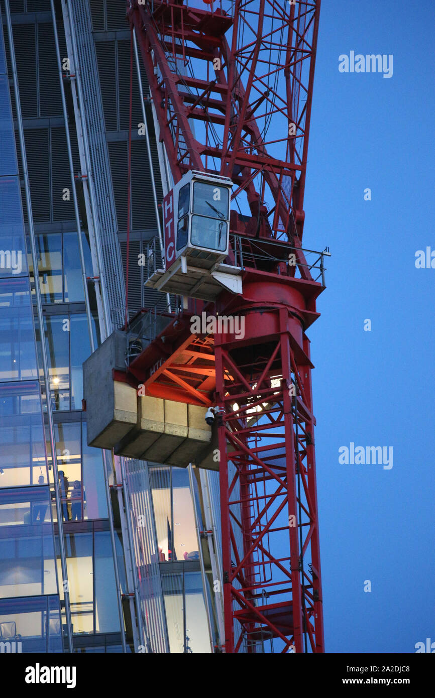 Une grue qui un homme grimpé et est resté pendant presque six heures près de le tesson à London Bridge, Londres. Un homme a été arrêté pour voies de fait traspass et demeure en détention. Ses motivations ne sont pas connues à ce stade. Banque D'Images