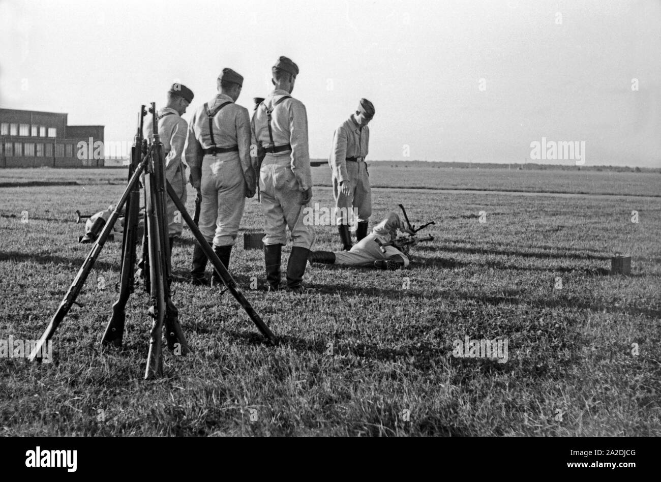 Rekruten der Flieger Ausbildungsstelle Schönwalde am Übungsschießen mit dem Maschinengewehr 34 MG, Deutschland 1930 er Jahre. Formation des recrues avec une mitrailleuse MG 34, Allemagne 1930. Banque D'Images
