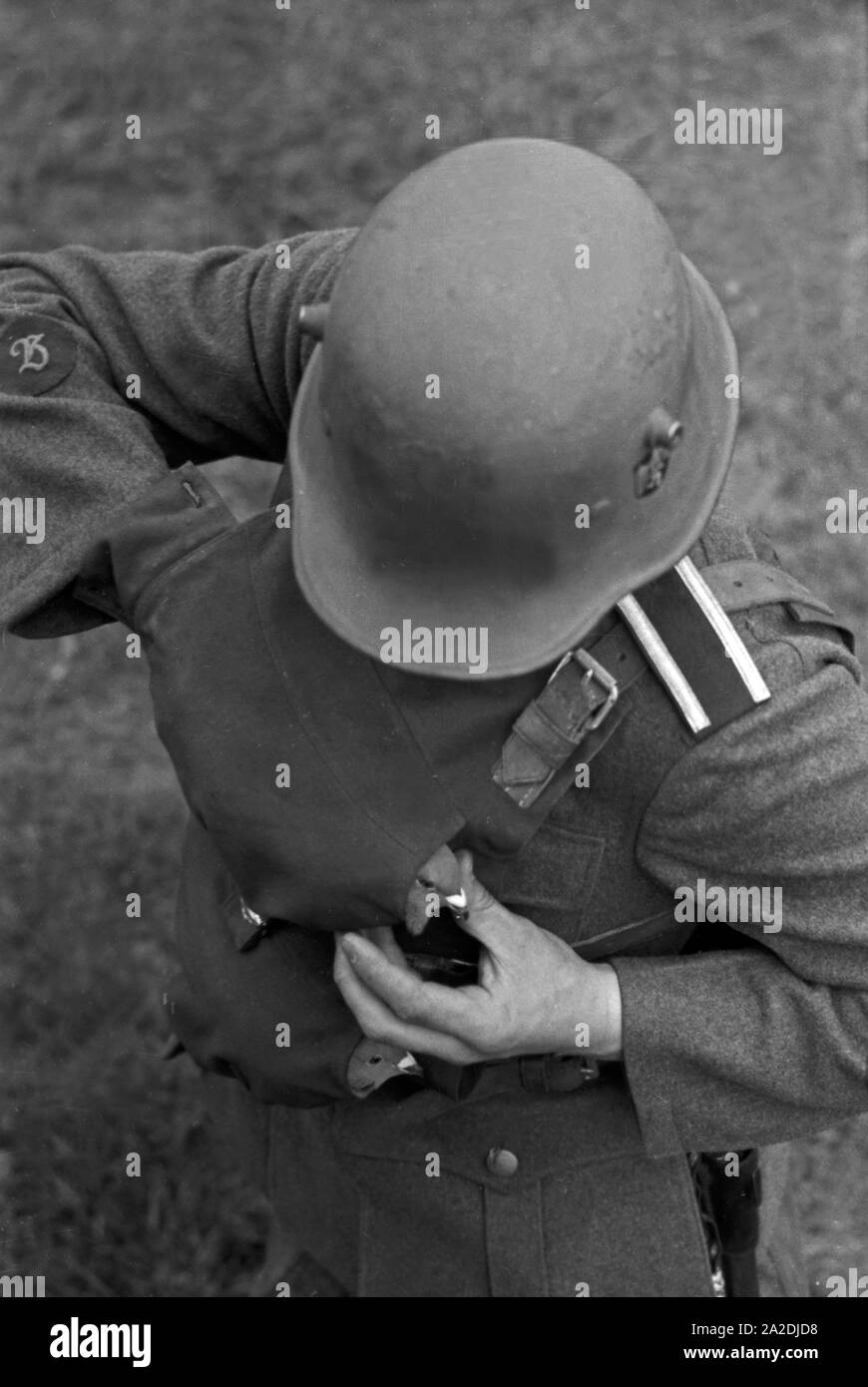 Ein Unteroffizier der Heeres Brieftauben Anstalt à Berlin Spandau mit senneur Taube, Deutschland 1930 er Jahre. Un caporal des Heeres Brieftauben Anstalt avec un pigeon voyageur, Allemagne 1930. Banque D'Images