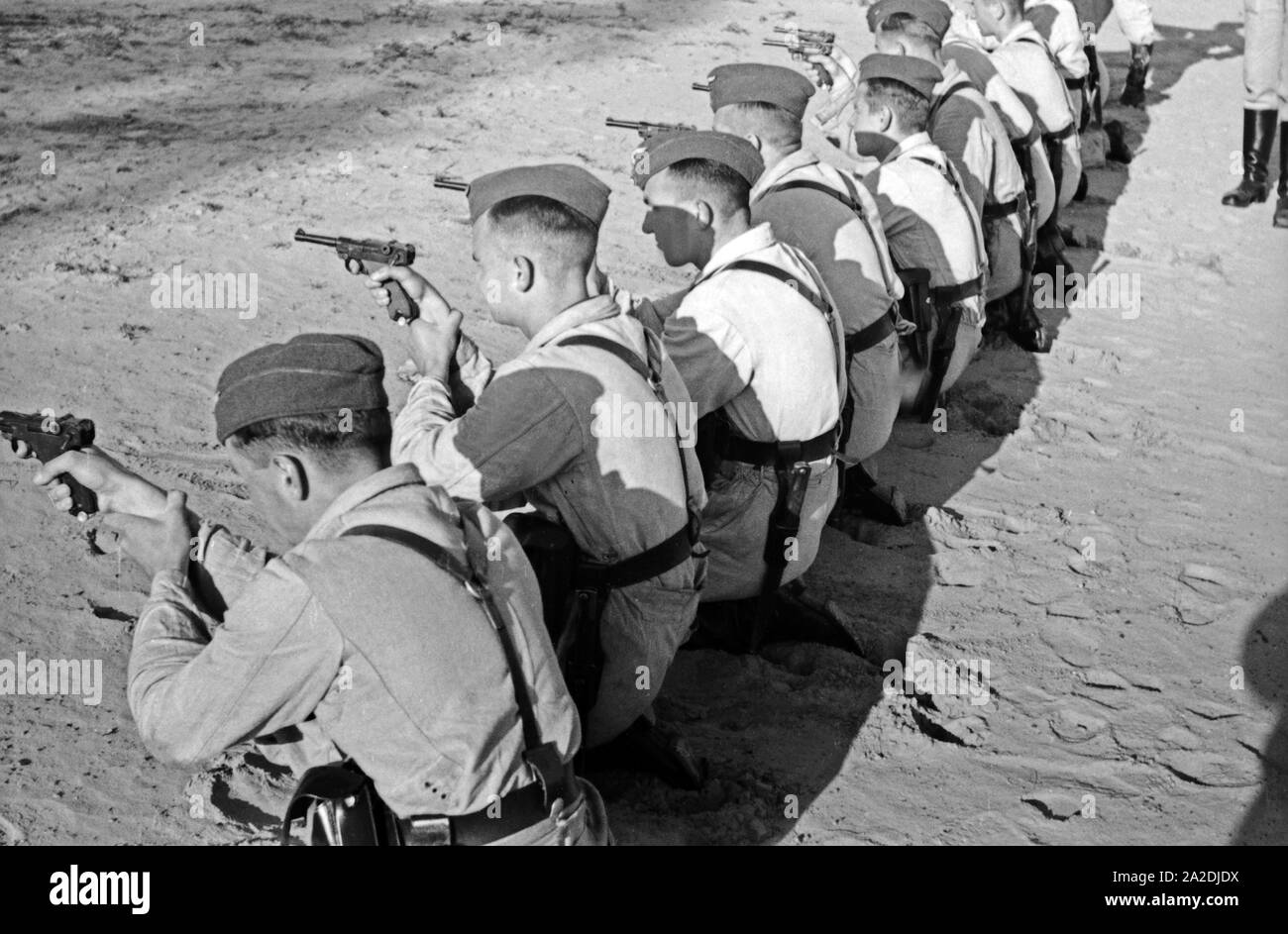 Übungsschießen der Rekruten der Flieger Ausbildungsstelle Schönwalde mit der professionnel modèle 08, 1930er Jahre Deutschland. Recrute l'exercice de tir avec pistolet 08, Allemagne 1930. Banque D'Images