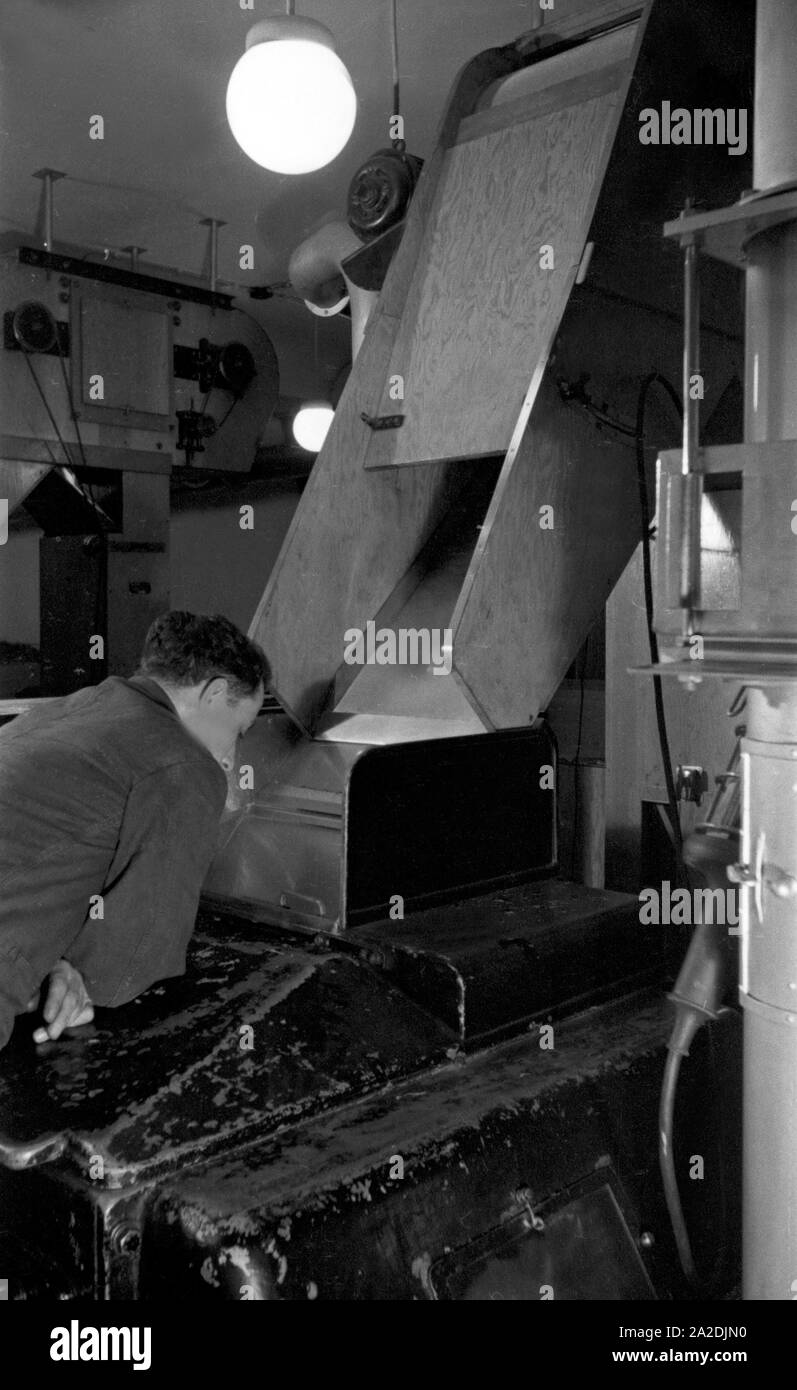 Mitarbeiter Ein inder dans Zigarettenprduktion der Zigarettenfabrik Kyriazi dans Hamburg, Deutschland 1930 er Jahre. Un membre du personnel à la production de cigarettes à l'usine de cigarettes Kyriazi à Hambourg, Allemagne 1930. Banque D'Images