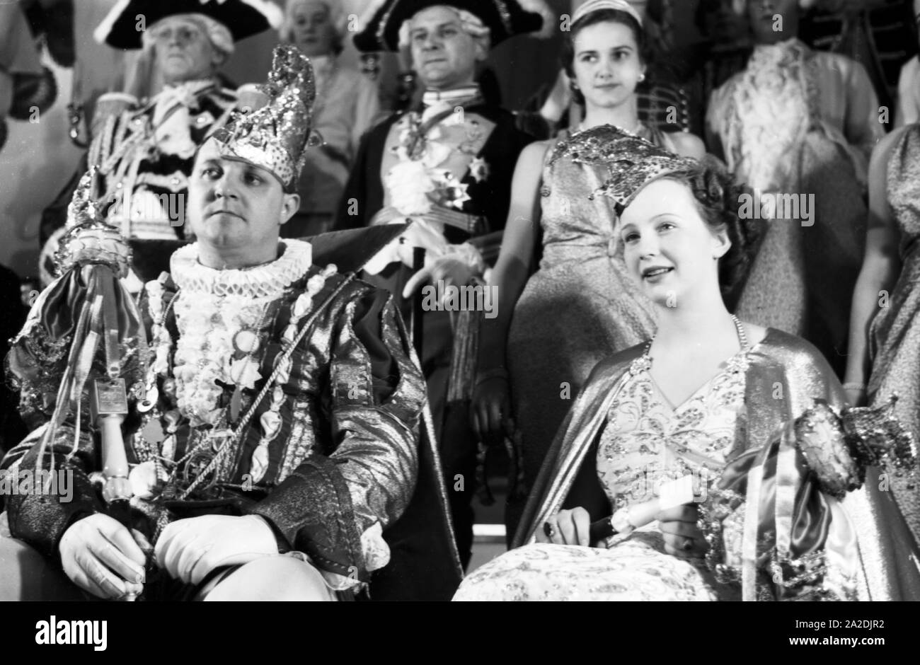 Prinzenpaar das der Fastnacht à Mayence, Martin Ohaus und Hildegard Kühne im Jahre 1938, zum hundertjährigen Jubiläum des Mainzer Carneval Verein (MCV). Les Altesses Royales de carnaval à Mayence en 1938, à l'occasion du 100e anniversaire de l'association carnaval local de premier plan. Banque D'Images