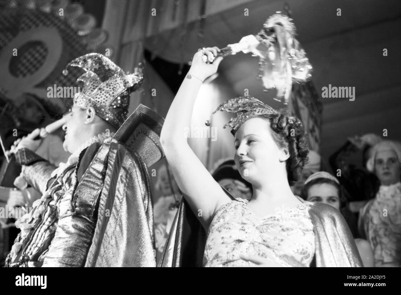 Prinzenpaar das der Fastnacht à Mayence, Martin Ohaus und Hildegard Kühne im Jahre 1938, zum hundertjährigen Jubiläum des Mainzer Carneval Verein (MCV). Les Altesses Royales de carnaval à Mayence en 1938, à l'occasion du 100e anniversaire de l'association carnaval local de premier plan. Banque D'Images