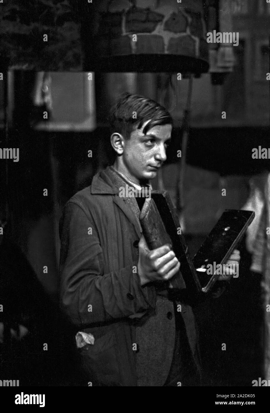 Toningenieur Hinter der der Bühne im Hänneschen Theater à Köln, Deutschland 1930er Jahre. L'éditeur de son derrière le stade de l'Haenneschen Theatre à Cologne, Allemagne 1930. Banque D'Images