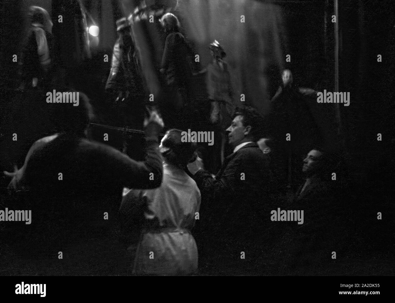 Die Hinter der Bühne im Puppenspieler Hänneschen Theater à Köln, Deutschland 1930er Jahre. Les marionnettistes derrière le stade de l'Haenneschen Theatre à Cologne, Allemagne 1930. Banque D'Images
