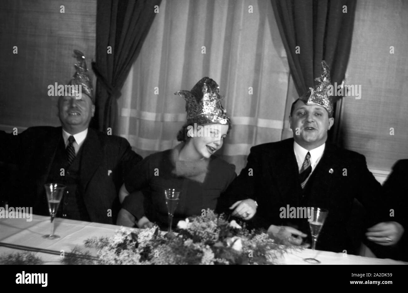 Prinzenpaar das der Fastnacht à Mayence, Martin Ohaus und Hildegard Kühne im Jahre 1938 beim Schunkeln einem Mainzer Weinhaus, zum hundertjährigen Jubiläum des Mainzer Carneval Verein (MCV). Les Altesses Royales de carnaval à Mayence en 1938, à l'occasion du 100e anniversaire de l'association carnaval local de premier plan, se balancer et se balançant dans une maison de vins de la ville de Mayence. Banque D'Images