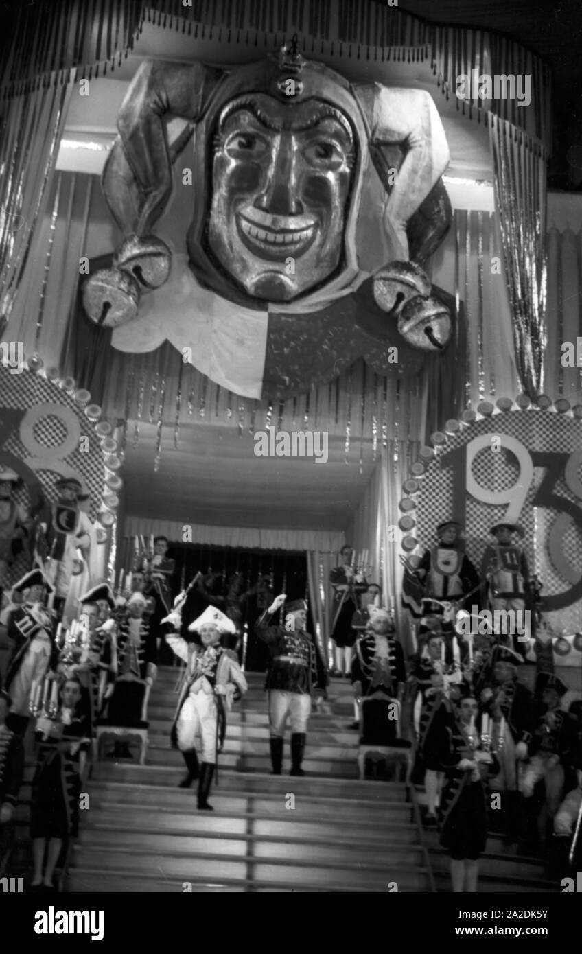 Stadtmarschall der und sein Adjudant beim Einmarsch dans die Narrhalla, Mayence, 1938. Carnival city marshall marching in à l'événement principal de Mayence, 1938 hall. Banque D'Images Stadtmarschall der und sein Adjudant beim Einmarsch dans die Narrhalla, Mayence, 1938. Carnival city marshall marching in à l'événement principal de Mayence, 1938 hall. Banque D'Images