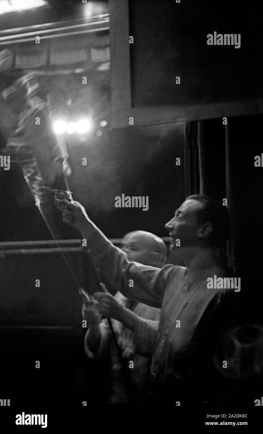 Tonne- und bei einem Puppenspiel Lichteffekte im Hänneschen Theater à Köln, Deutschland 1930er Jahre. Effets son et lumière à une pièce de théâtre le Haenneschen à Cologne, Allemagne 1930. Banque D'Images