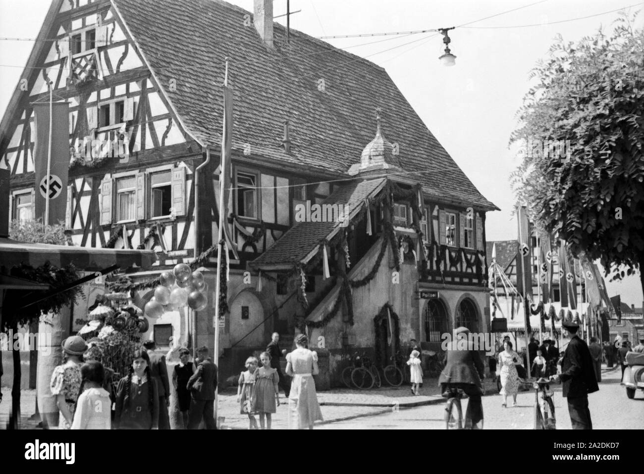 Das ist zum Rathaus geschmückt dans Rettichfest Schifferstadt, Deutschland 1930 er Jahre. L'hôtel de ville est décoré pour le radis annuel juste à Schifferstadt, Allemagne 1930. Banque D'Images