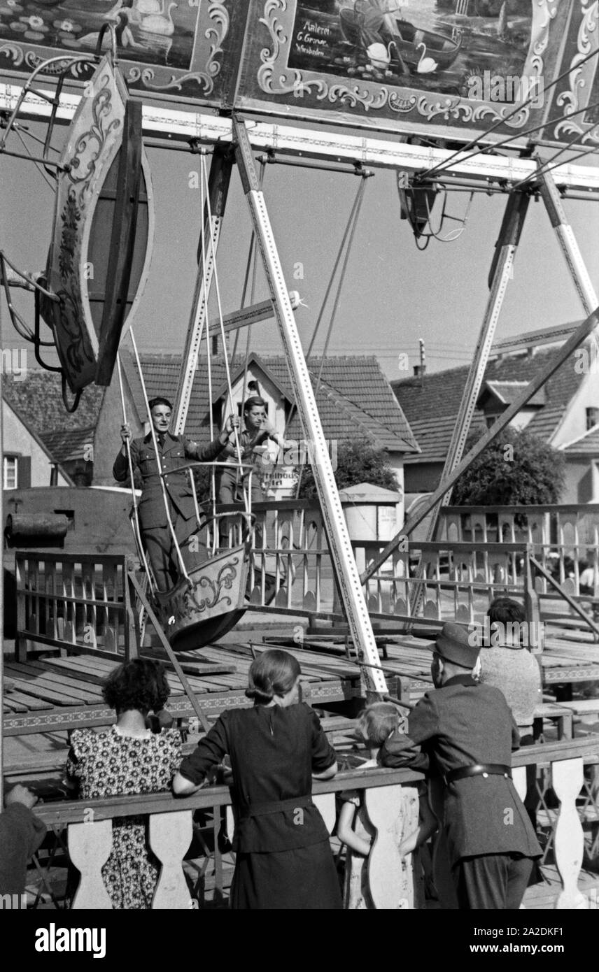 Eine Schiffschaukel beim Rettichfest à Schifferstadt, Deutschland, 1930 er Jahre. Un swingboat lors de l'assemblée juste radis à Schifferstadt, Allemagne 1930. Banque D'Images