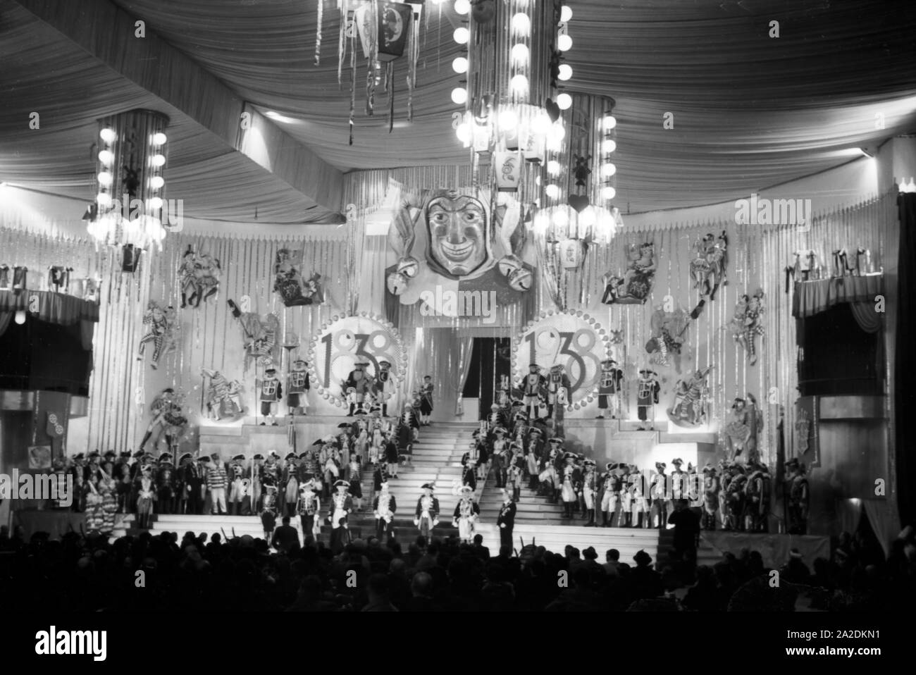 Mourir dans Stadthallo Prinzenproklamation bereit, Mainz zur 1938. Mainz main event hall, prêt pour le carnaval altesses royales, 1938. Banque D'Images Mourir dans Stadthallo Prinzenproklamation bereit, Mainz zur 1938. Mainz main event hall, prêt pour le carnaval altesses royales, 1938. Banque D'Images