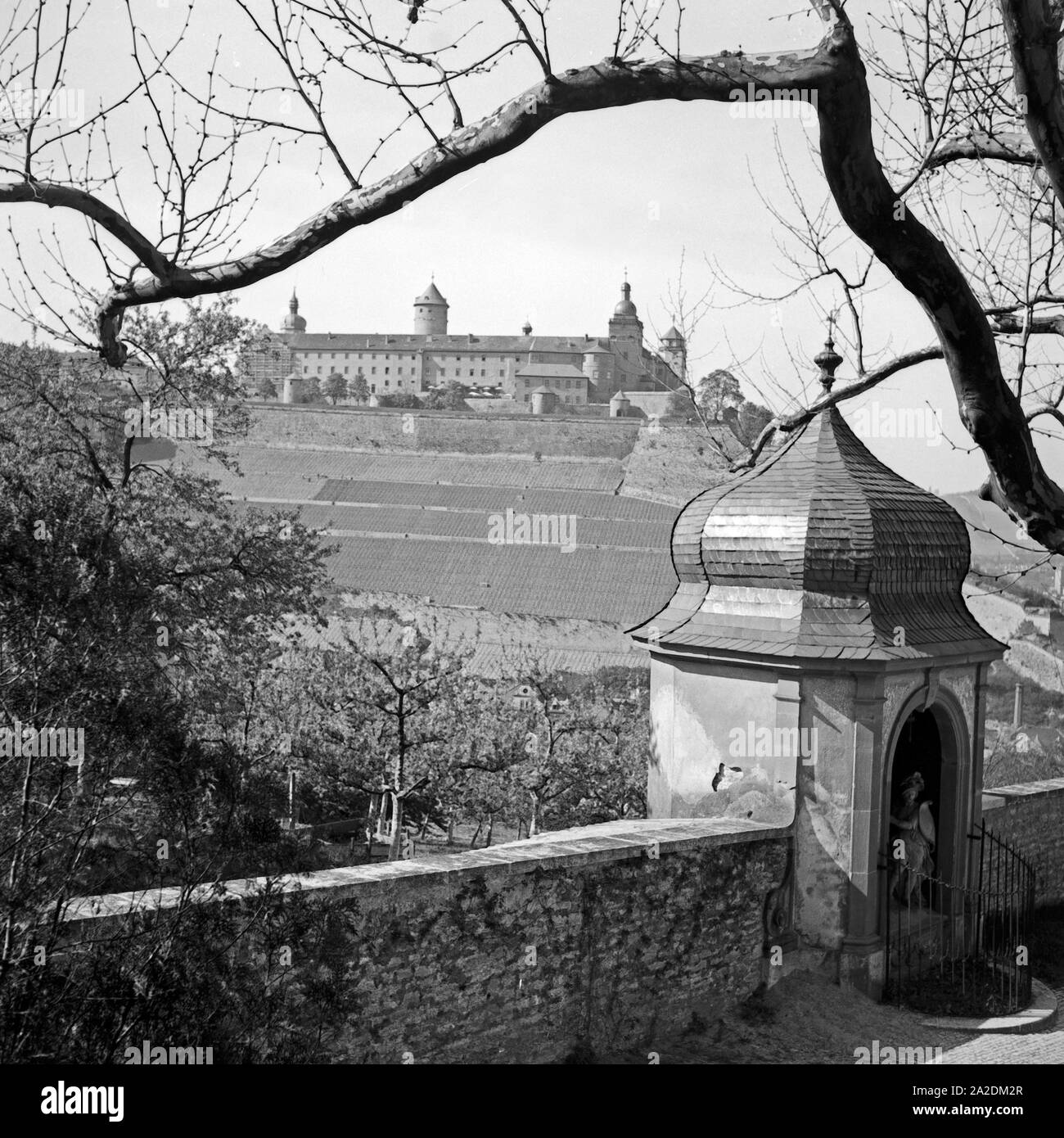 Blick vom Käpelle auf die Festung Marienberg à Würzburg, Deutschland 1930 er Jahre. Vue depuis une chapelle à la forteresse de Marienberg à Würzburg, Allemagne 1930. Banque D'Images