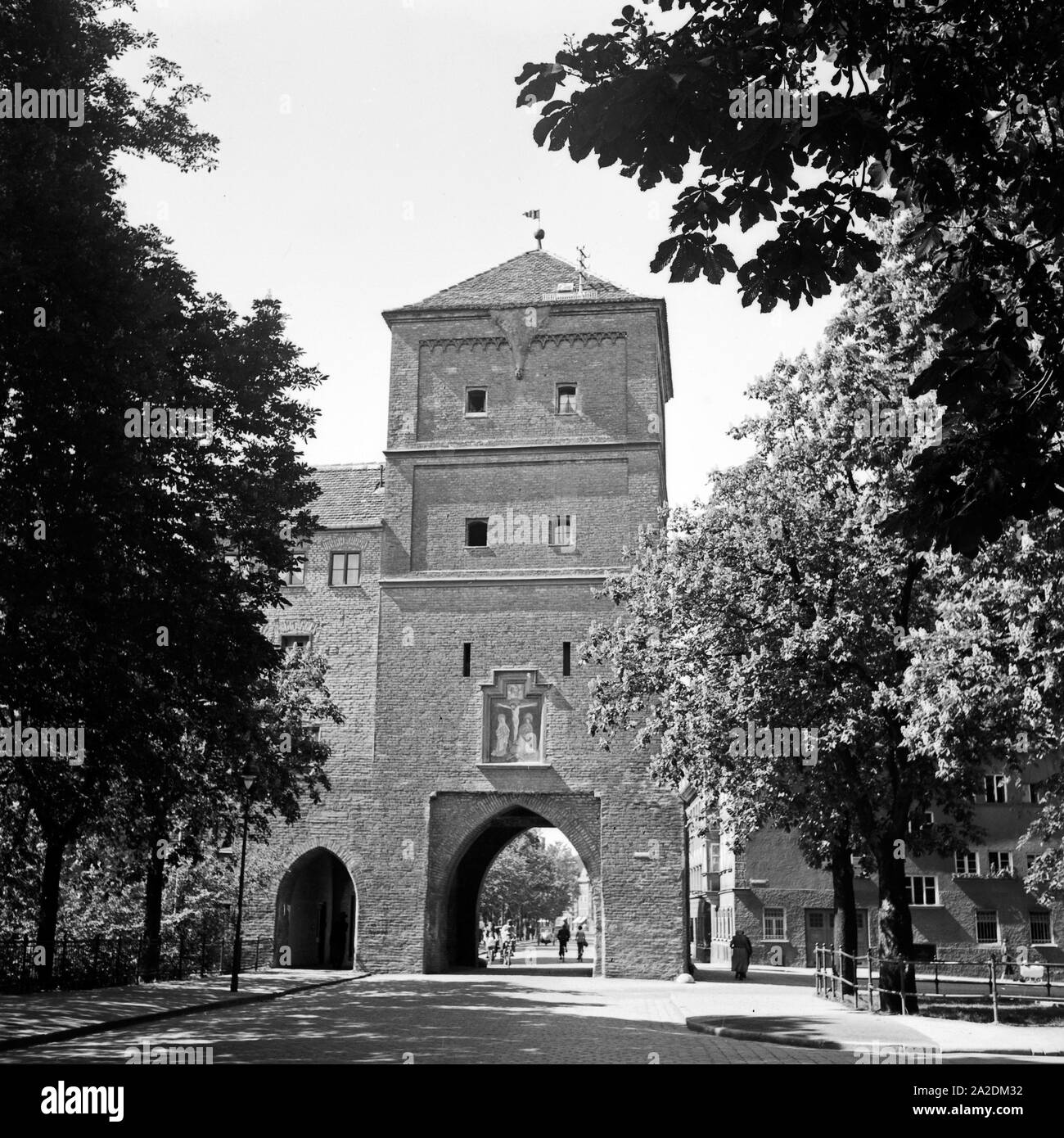 Vogeltor das in der Innenstadt von Augsburg, Deutschland 1930 er Jahre. Vogeltor porte à la ville d'Augsburg, Allemagne 1930. Banque D'Images