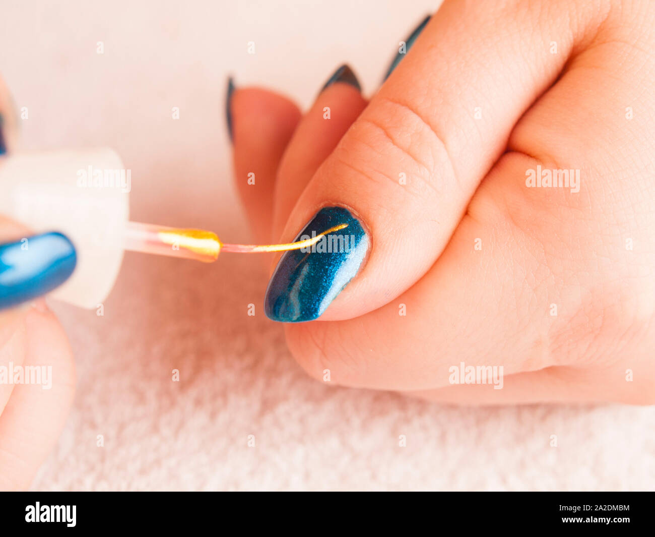 Les femmes font perfect nail art - peinture sur ongles Banque D'Images