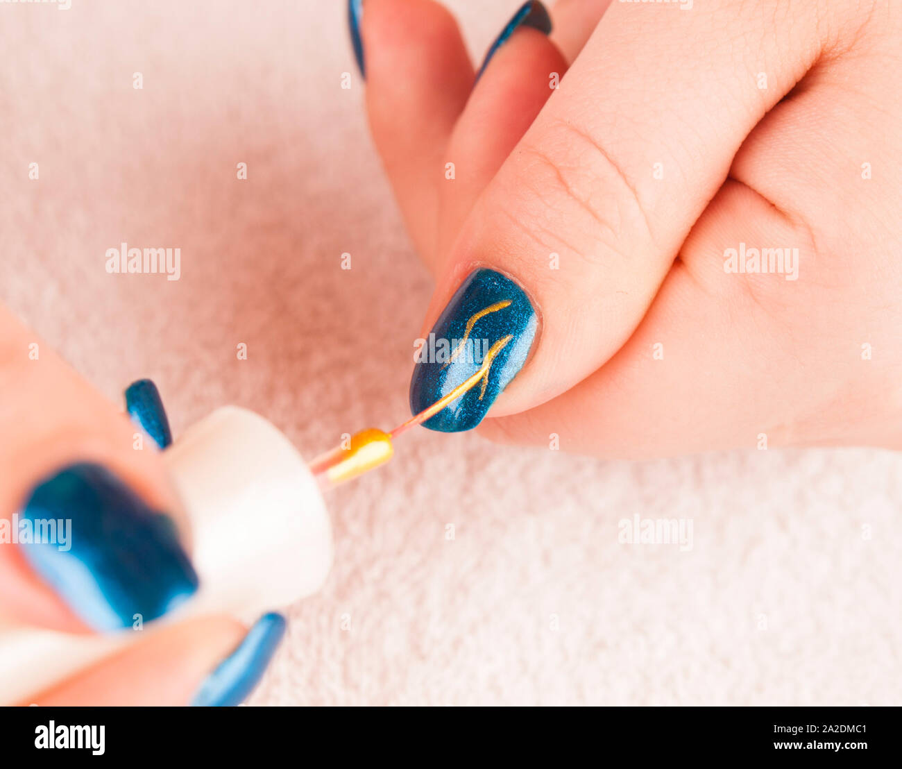 Nail art - décoration d'ongles avec les vernis à ongles Banque D'Images