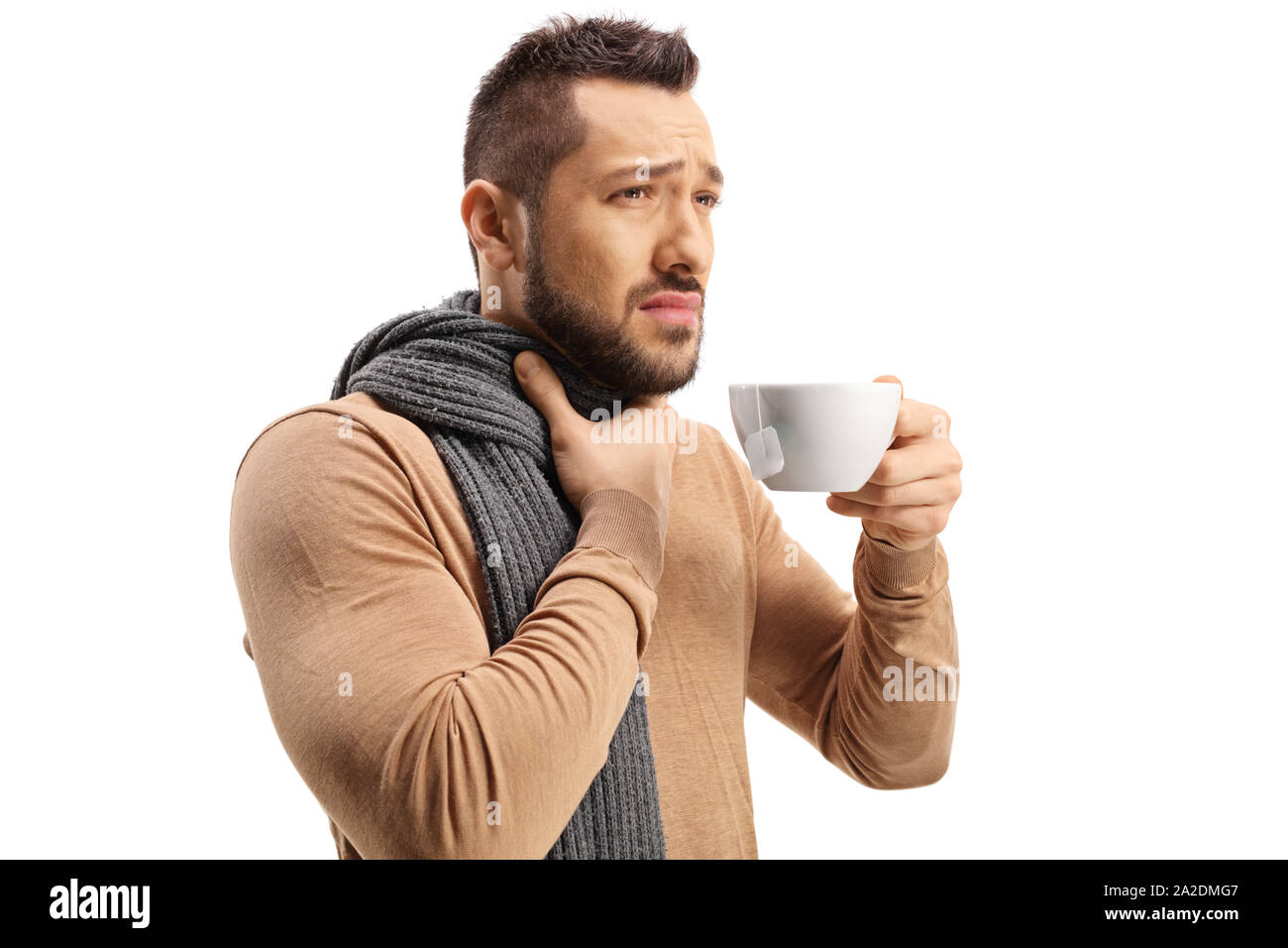 Homme atteint d'un mal de gorge et de boire un thé chaud isolé sur fond blanc Banque D'Images