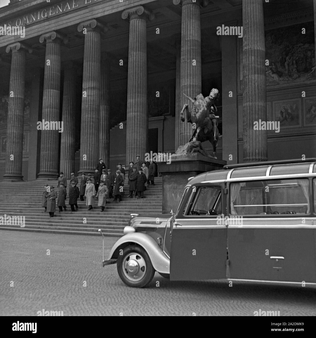 Eine Reisegruppe mit ihrem Bus vor dem Berliner Dom à Berlin, Deutschland 1930er Jahre. Un groupe de voyageurs avec leur entraîneur, en face de la cathédrale de Berlin, Allemagne 1930. Banque D'Images