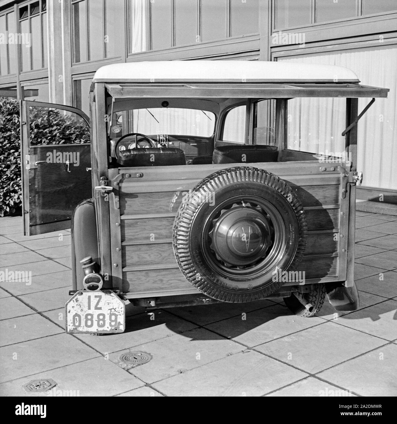 Ford V8 Ein Modell 68 Holzverkeidung Firmenzentrale mit der vor der Ford Werke in Köln Niehl, Deutschland 1930 er Jahre. Une Ford V8 Modèle 68 avec des feuilles de bois en face de l'administration centrale Ford allemand à Cologne, Allemagne 1930. Banque D'Images
