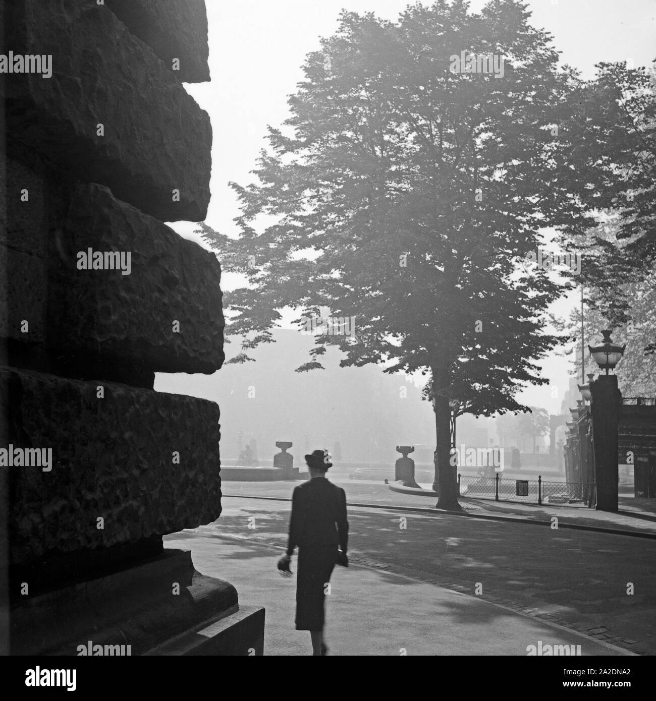Eine Frau spaziert durch das morgendliche Mannheim, Deutschland 1930er Jahre. Une femme se promenant dans Mannheim le matin, l'Allemagne des années 1930. Banque D'Images