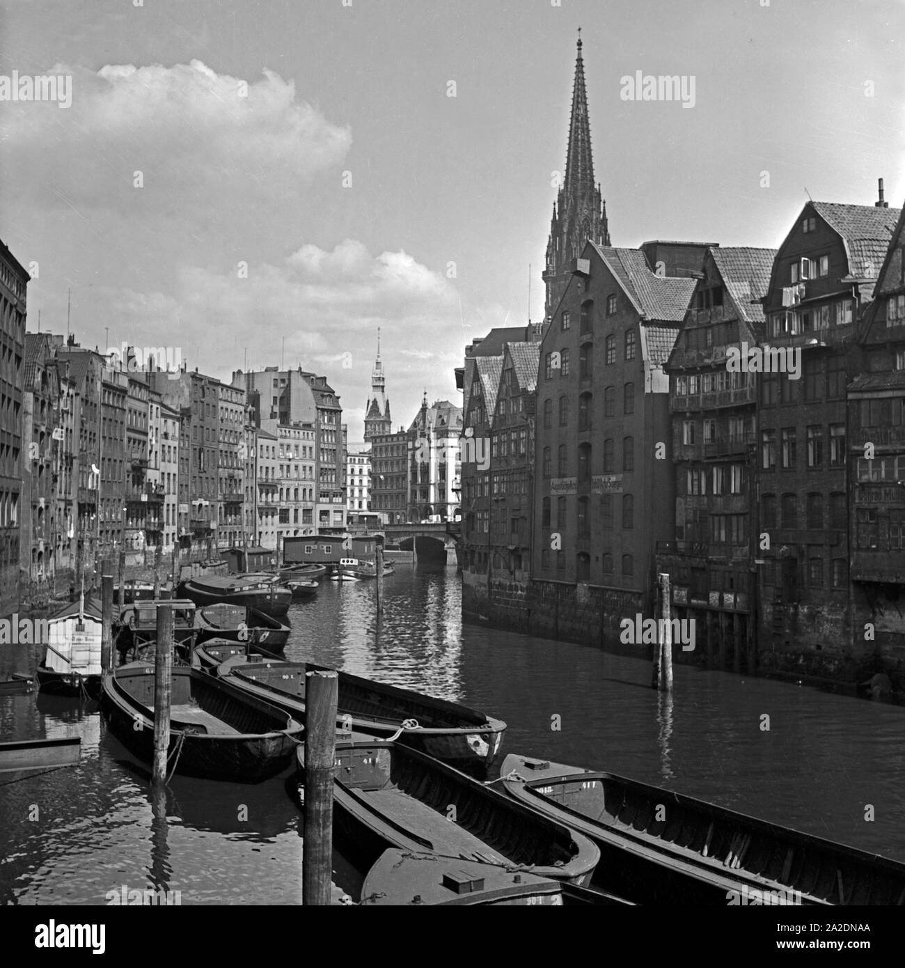 La flotte ein in der Nähe der Nikolaikirche à Hamburg, Deutschland 1930 er Jahre. L'un des nombreux canaux de la flotte près de l'église Saint-Nicolas à Hambourg, Allemagne 1930. Banque D'Images