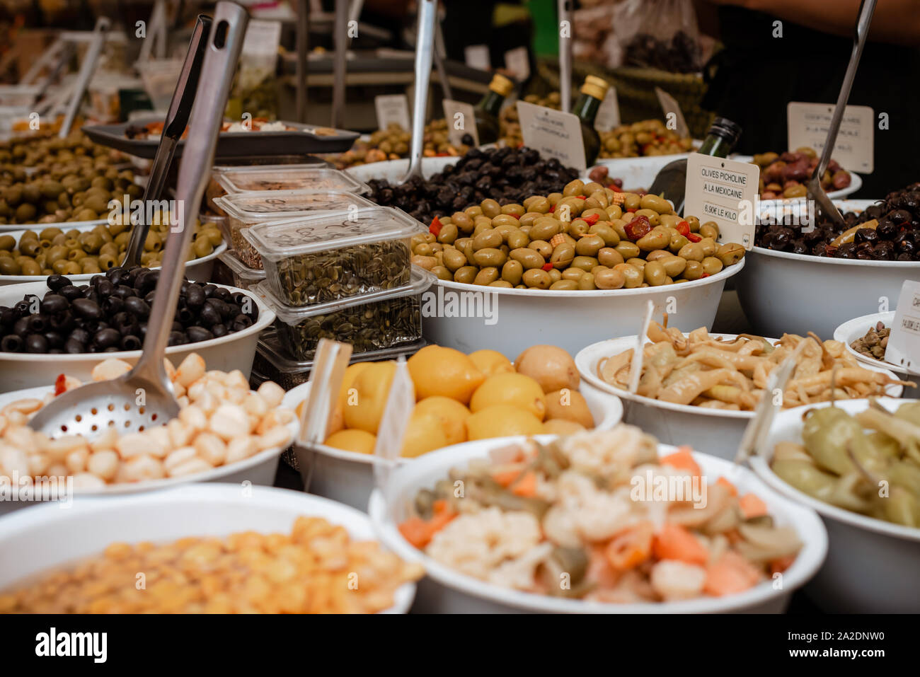 Close-up d'olives à l'échoppe de marché en Provence, France Banque D'Images