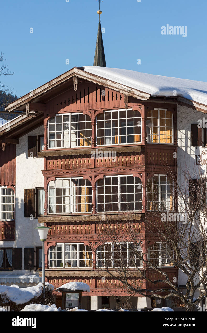 Oberstdorf, Wohnhaus, Giebel, Veranda, schneebeckt, Berge, Allgäuer Alpen Banque D'Images