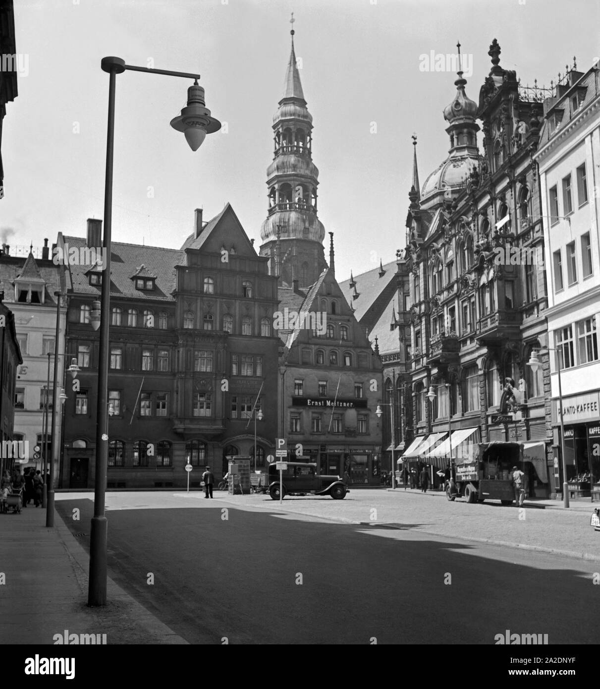 Der im Rasen in der Altstadt von Zwickau, Deutschland 1930 er Jahre. Le marché principal de la vieille ville de Zwickau, Allemagne 1930. Banque D'Images