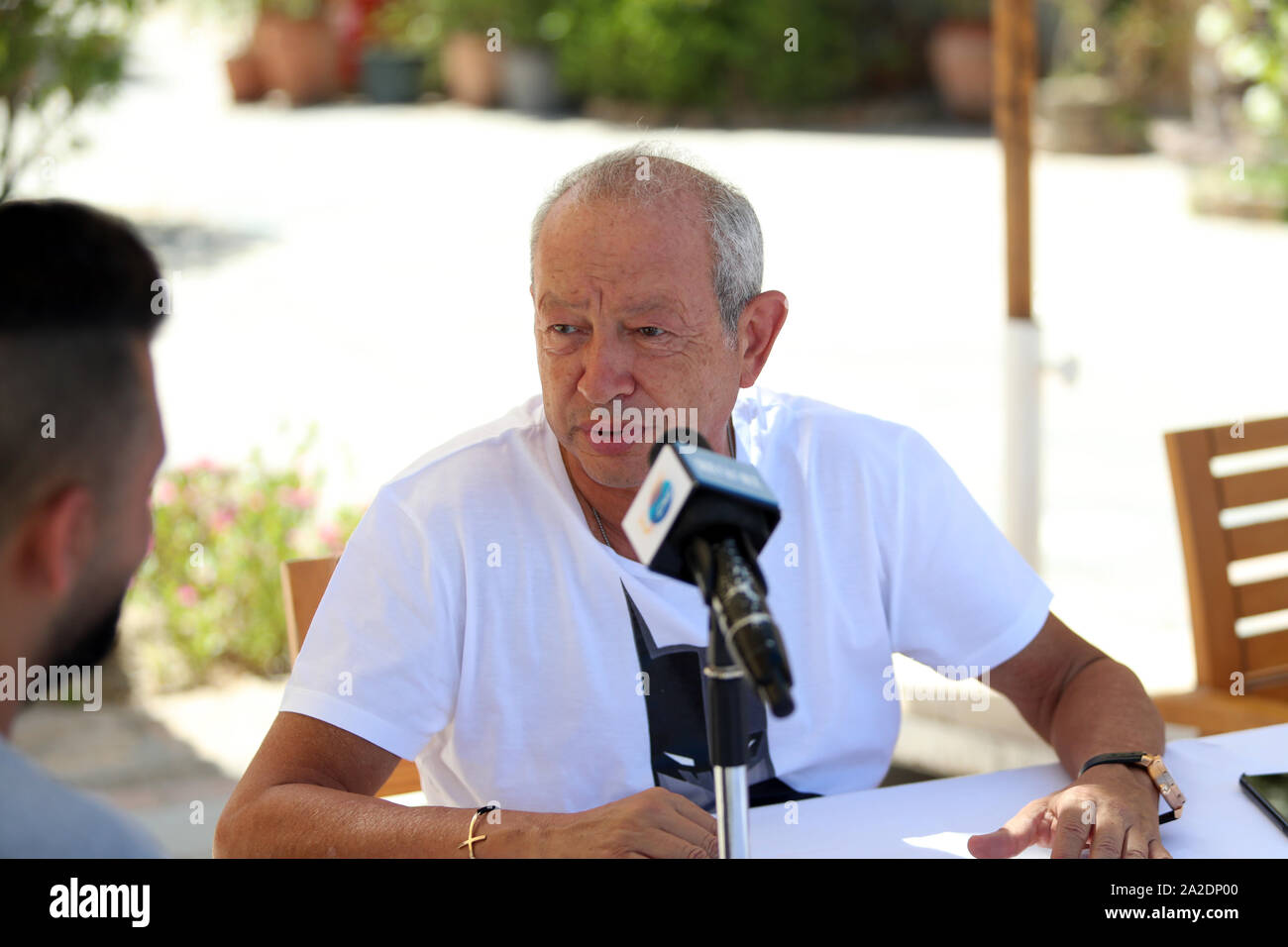 Hurghada, Egypte. 2e oct, 2019. Homme d'affaires égyptien Naguib Sawiris parle lors d'un entretien avec Xinhua à Hurghada, Egypte, le 27 septembre 2019. Magnat des affaires égyptien Naguib Sawiris a déclaré que la Chine pourrait faire plus d'affaires et d'investissements en Egypte, notant que le pays arabe le plus peuplé est "le centre du monde arabe et de la porte de l'Afrique.' Credit : Ahmed Gomma/Xinhua/Alamy Live News Banque D'Images