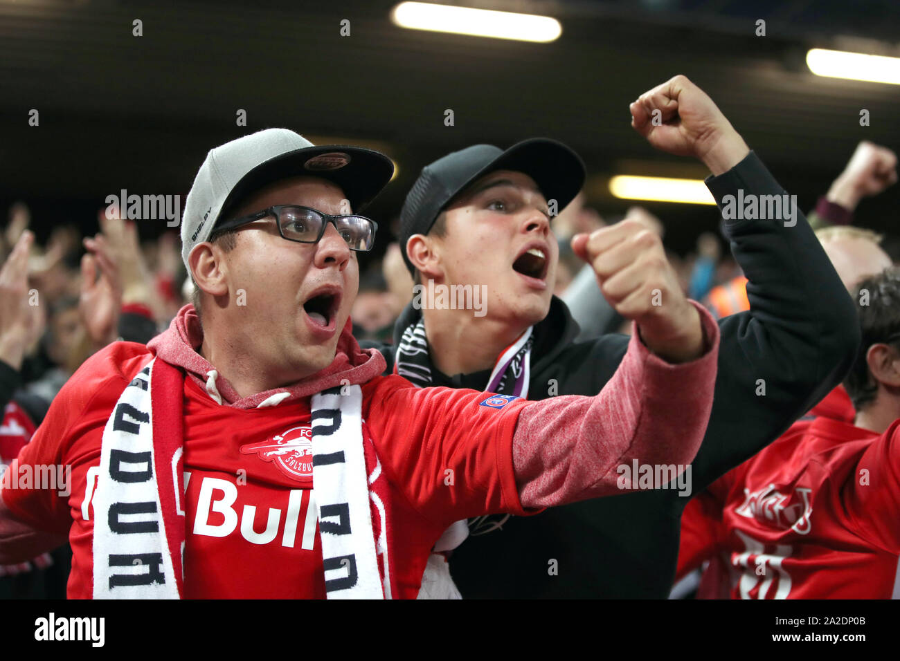 FC Red Bull Salzbourg fans au cours de l'UEFA Champions League Groupe E match à Anfield, Liverpool. Banque D'Images