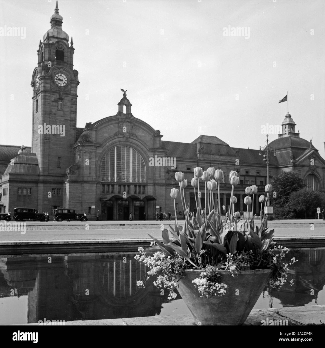 Blick auf den Hauptbahnhof à Wiesbaden, Allemagne Allemagne Années 1930 er Jahre. Vue de la gare centrale de Wiesbaden avec une fontaine en frint, Allemagne 1930. Banque D'Images