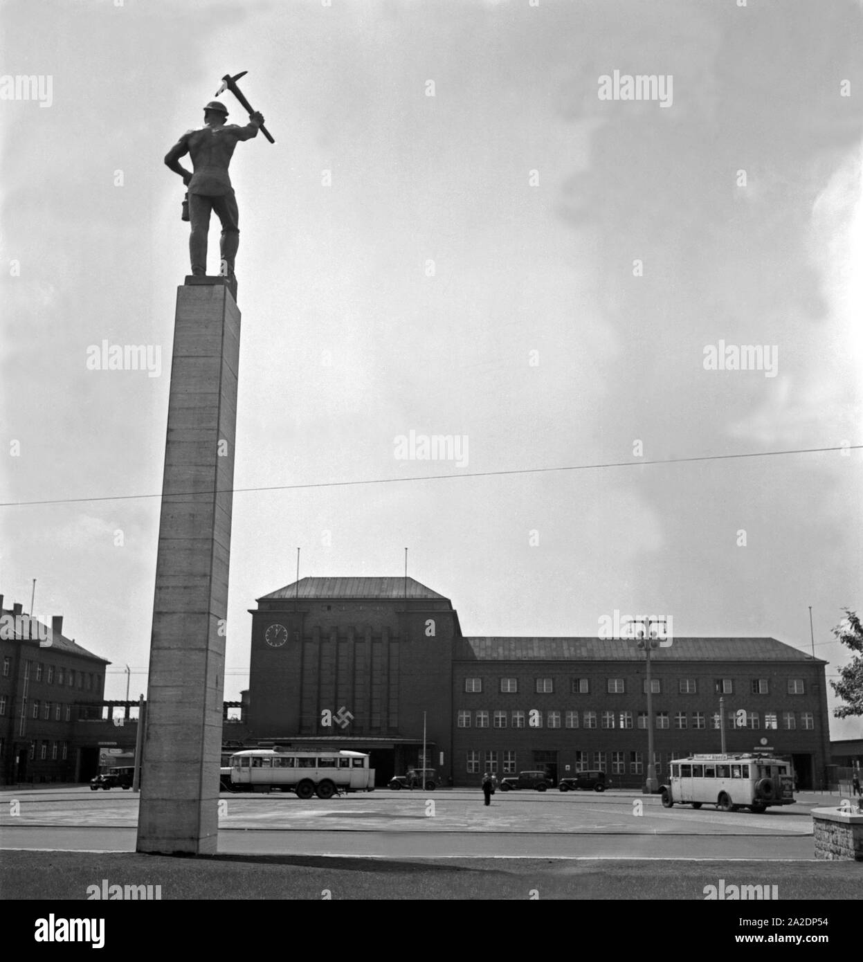 Der Hauptbahnhof de Zwickau mit dem Denkmal der Arbeit auf dem Bahnhofsvorplatz, Deutschland 1930er Jahre. La gare principale de Zwickau avec monument de travailler en face d'elle, l'Allemagne des années 1930. Banque D'Images