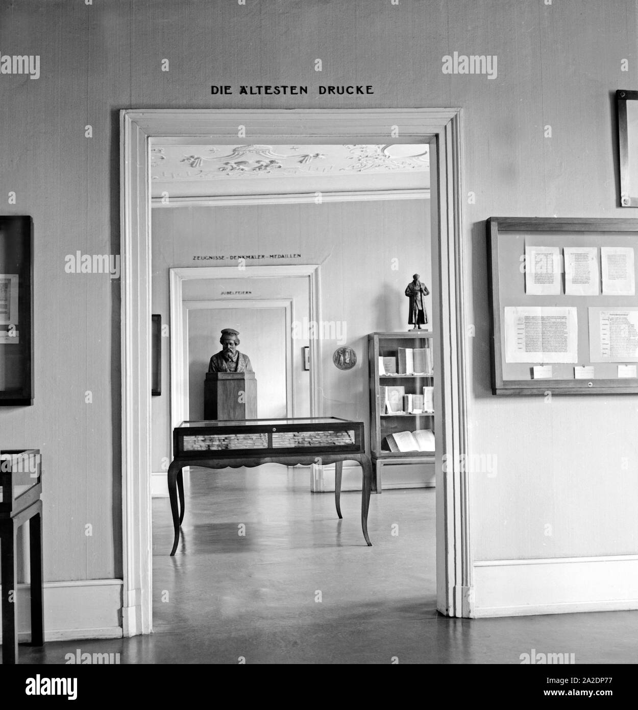 Im Gutenbergmuseum à Mayence, im Raum mit den ältest erhaltenen Drucken, Deutschland 1930er Jahre. L'intérieur du musée Gutenberg dans la ville de Mayence à la chambre avec le plus ancien des morceaux de l'impression, l'Allemagne des années 1930. Banque D'Images