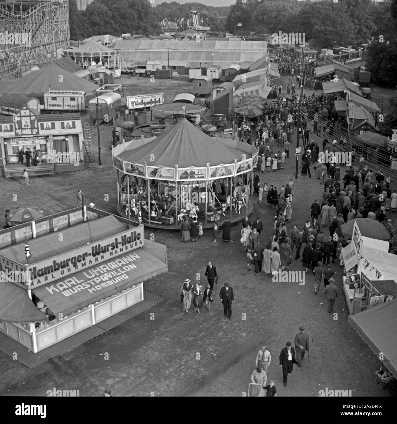 Blick auf die Festwiese Stralau à Berlin, Deutschland 1930er Jahre. Vue aérienne de la foire annuelle de Stralau Berlin, Allemagne 1930. Banque D'Images