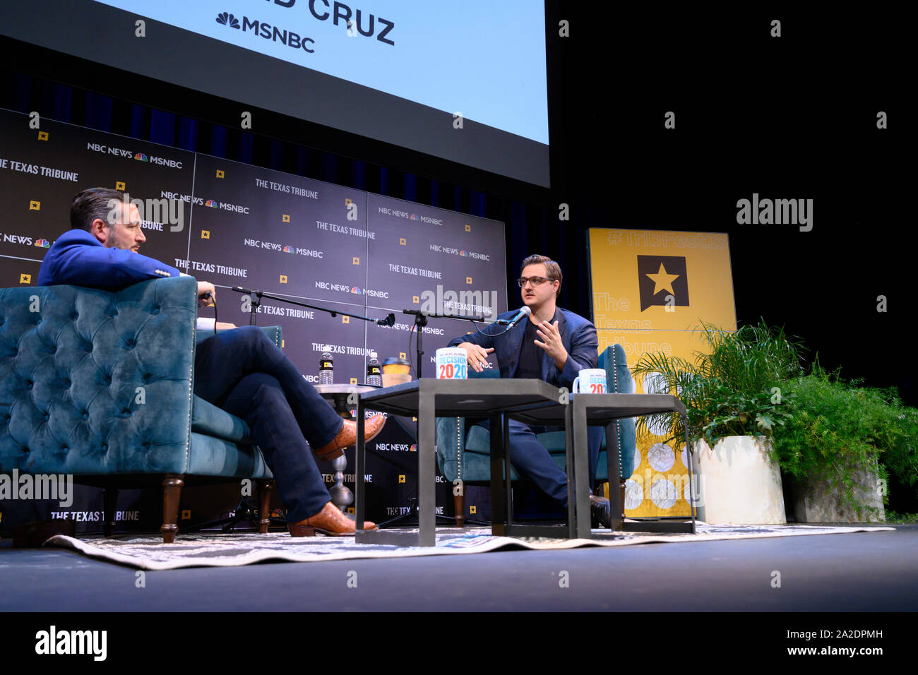 Le sénateur américain Ted Cruz, un républicain du Texas, à gauche, est titulaire d'un vaste débat politique avec le journaliste progressiste Chris Hayes de MSNBC pendant une session Festival Tribune du Texas à Austin, Texas. Banque D'Images