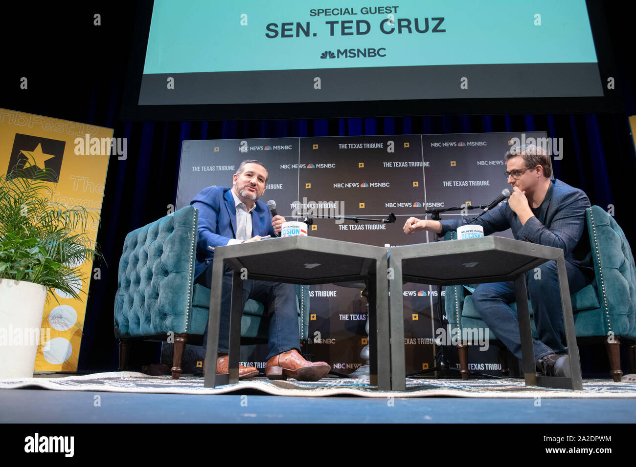 Le sénateur américain Ted Cruz, un républicain du Texas, à gauche, est titulaire d'un vaste débat politique avec le journaliste progressiste Chris Hayes de MSNBC pendant une session Festival Tribune du Texas à Austin, Texas. Banque D'Images