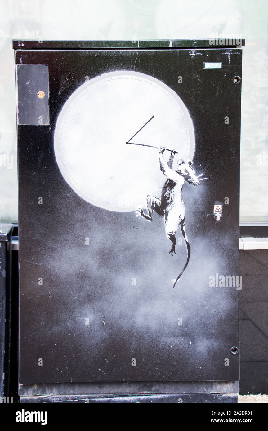 L'art de Banksy, une souris accroché sur la main d'une horloge peinte sur une route téléphone fort à Croydon, dans le sud de Londres Banque D'Images