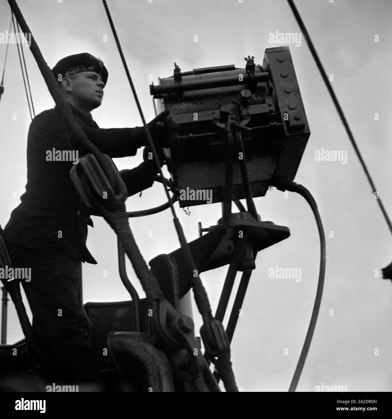 Marinerekrut der 2. Minensuchflottille Suchscheinwerfer im Ausguck suis, Deutschland 1930 er Jahre. Recrutement de la 2e marine flottille démineur exerçant au Lookout au projecteur , Allemagne 1930. Banque D'Images