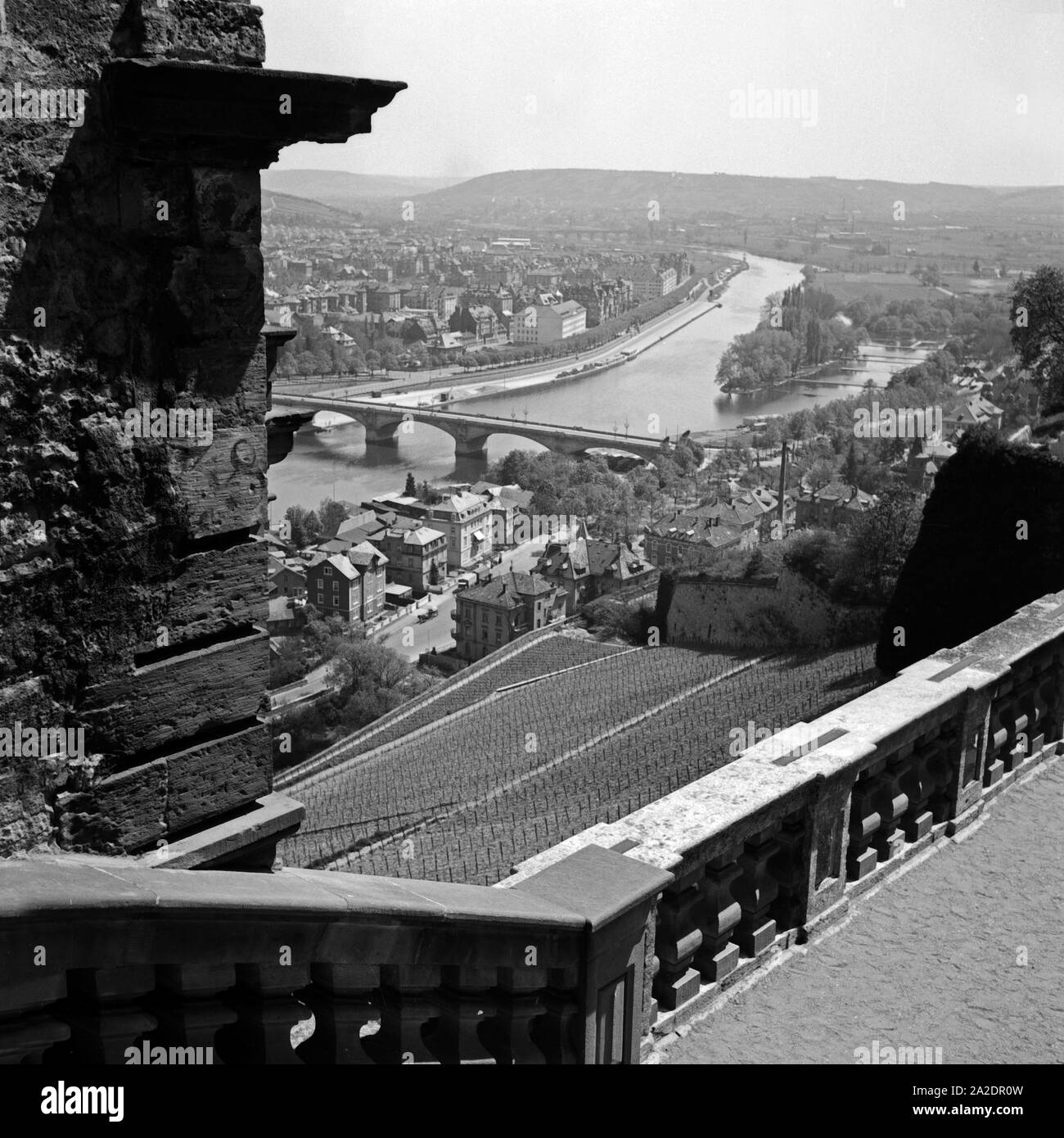 Blick von der Festung Marienberg auf Würzburg, Deutschland 1930 er Jahre. Vue depuis la forteresse de Marienberg vers le bas de la ville de Wuerzburg, Allemagne 1930. Banque D'Images