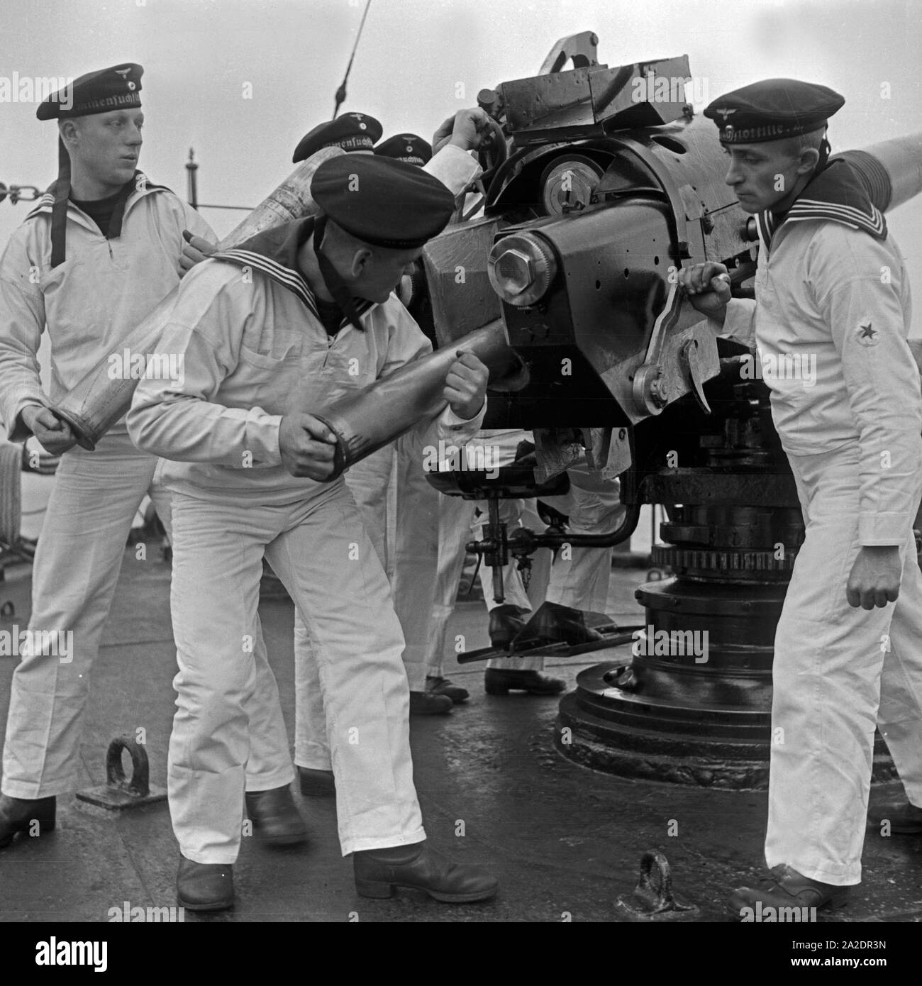 Marinerekruten der 2. Minensuchflottille bei der Ausbildung suis Geschütz, 1930er Jahre Deutschland. Les recrues de la marine de la 2e flottille de dragueur de l'exercice à un canon, Allemagne 1930. Banque D'Images