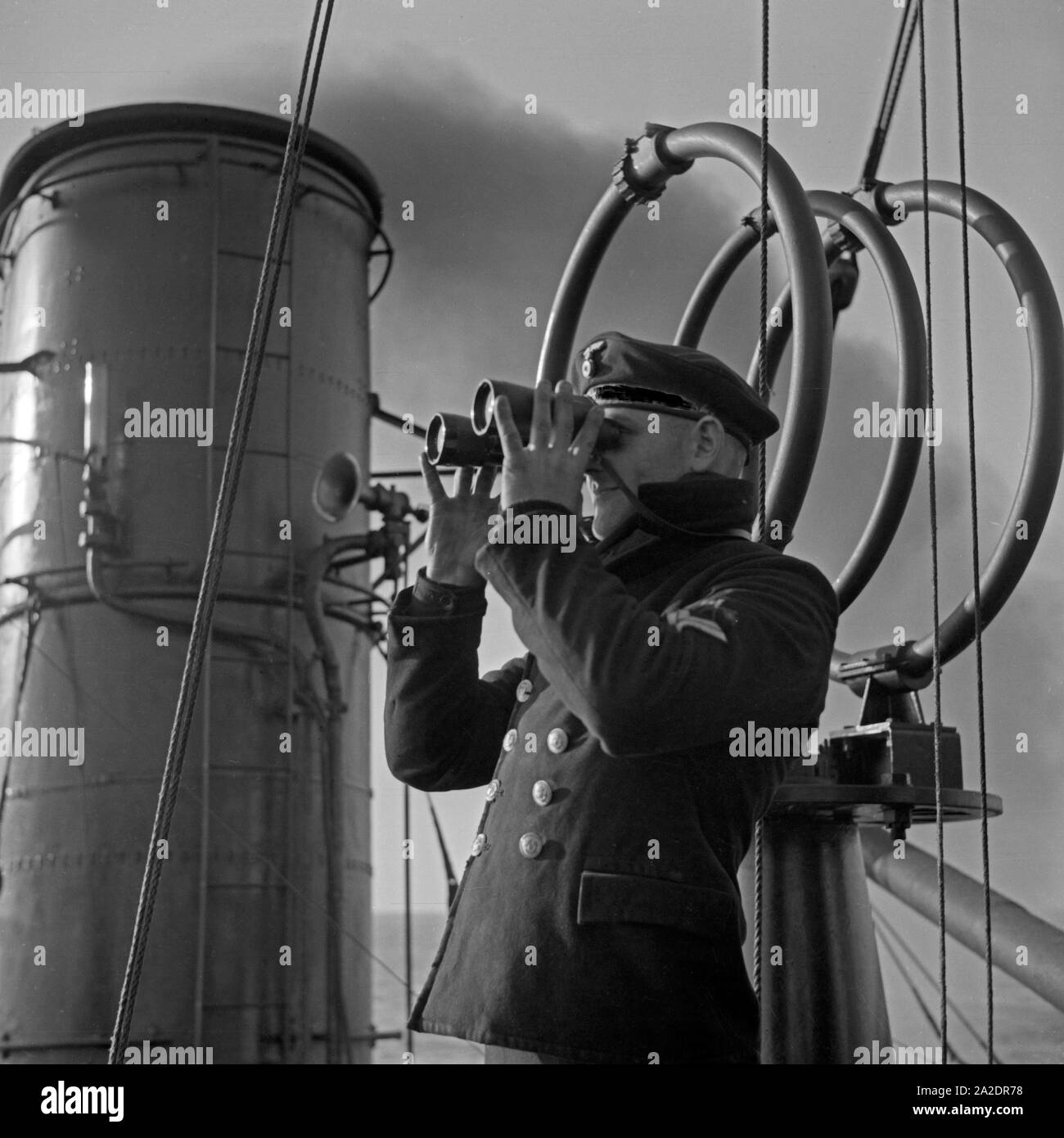 Marinerekrut der 2. Minensuchflottille im Ausguck suis 8er Jahre 1930, Deutschland. Recrutement de la 2e marine flottille démineur exerçant au panoramique avec ses jumelles, Allemagne 1930. Banque D'Images