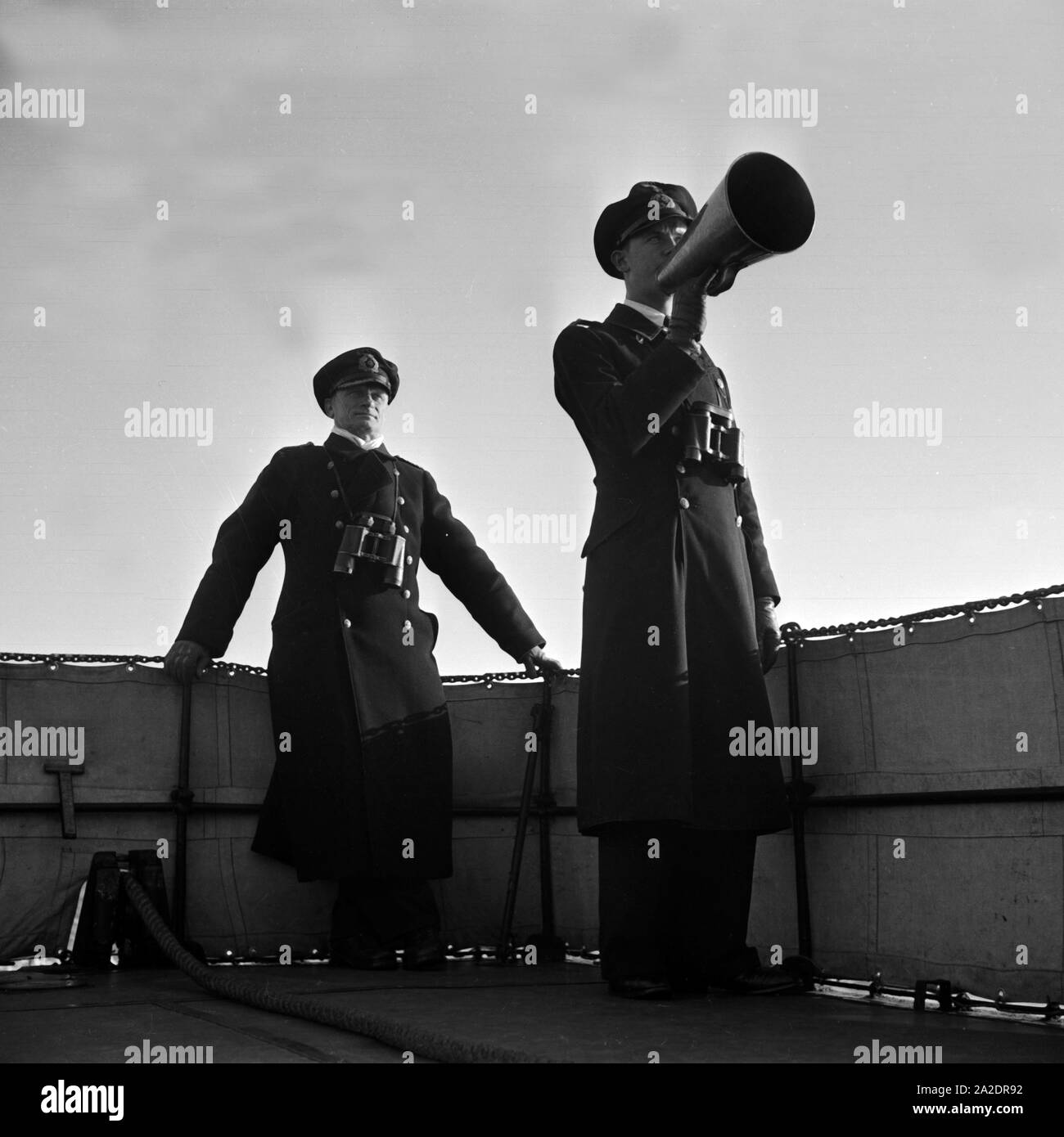 Offiziere auf dem Schiff feueren Marinerekruten die der 2. Un Seesportwettkampf Minensuchflottille haus Kutterpullen, 1930er Jahre Deutschland. Encourager les agents de recrues de la marine de la 2e flottille de dragueur à une compétition d'aviron, de l'Allemagne des années 1930. Banque D'Images