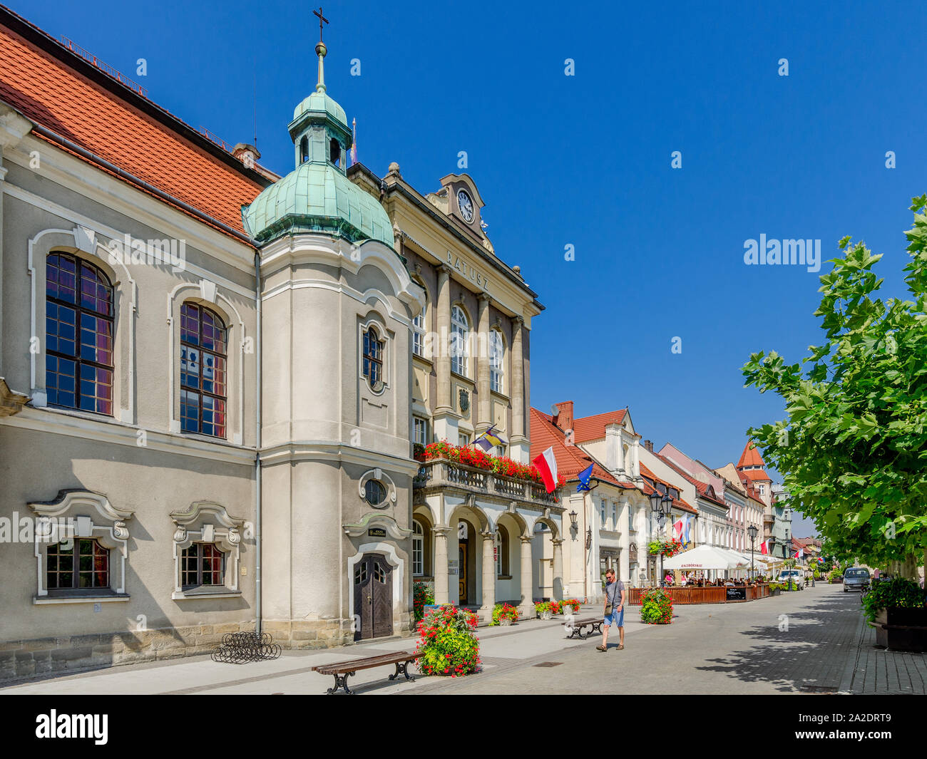 Pszczyna (all. : Pless), province de Silésie, Pologne. L'église luthérienne, l'hôtel de ville, place du marché. Banque D'Images