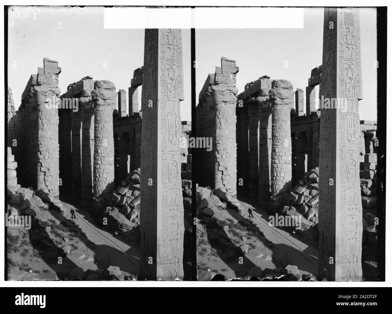 Vues égyptien ; Karnak. Salle hypostyle avec partie d'obélisque en premier plan Banque D'Images